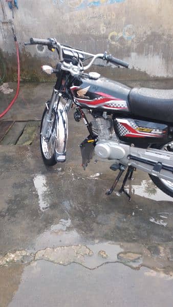 honda 125 black selling urgent 2