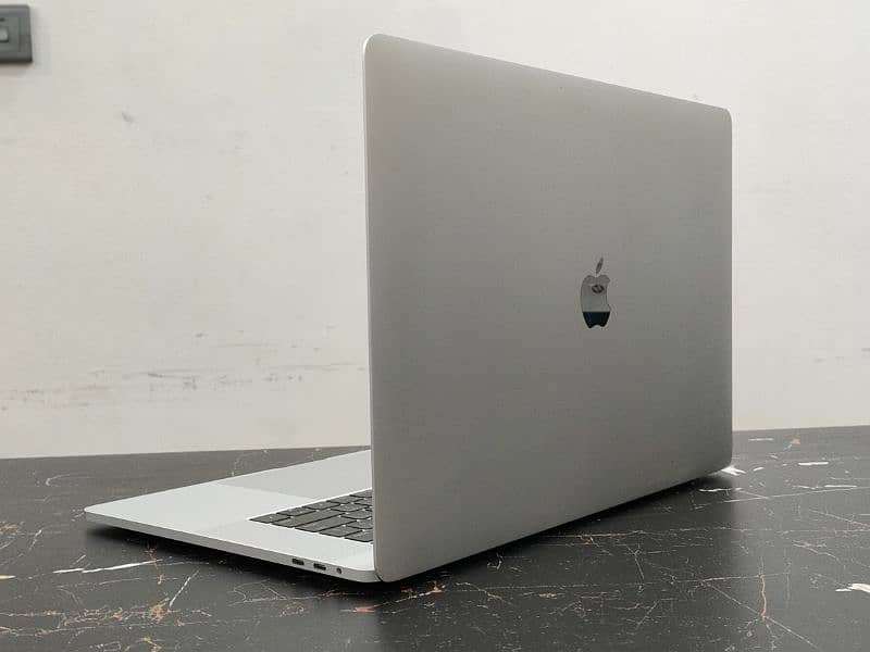 MacBook Pro 1