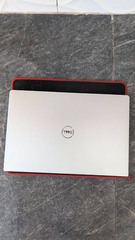 Dell XPS Core i7 8th gen very slim Laptop better than Hp 1