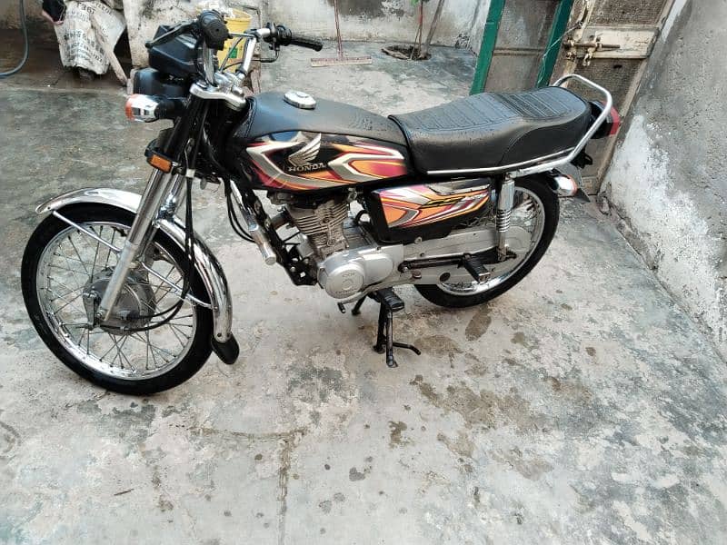 Honda 125 new condition me available ha 2