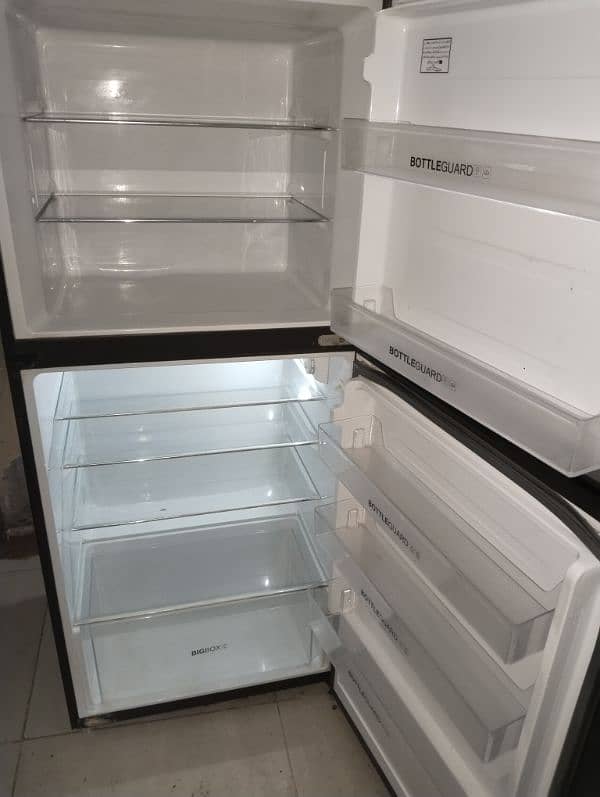 Haier medium size fridge totally guanine only 3 sy 4 month used 2