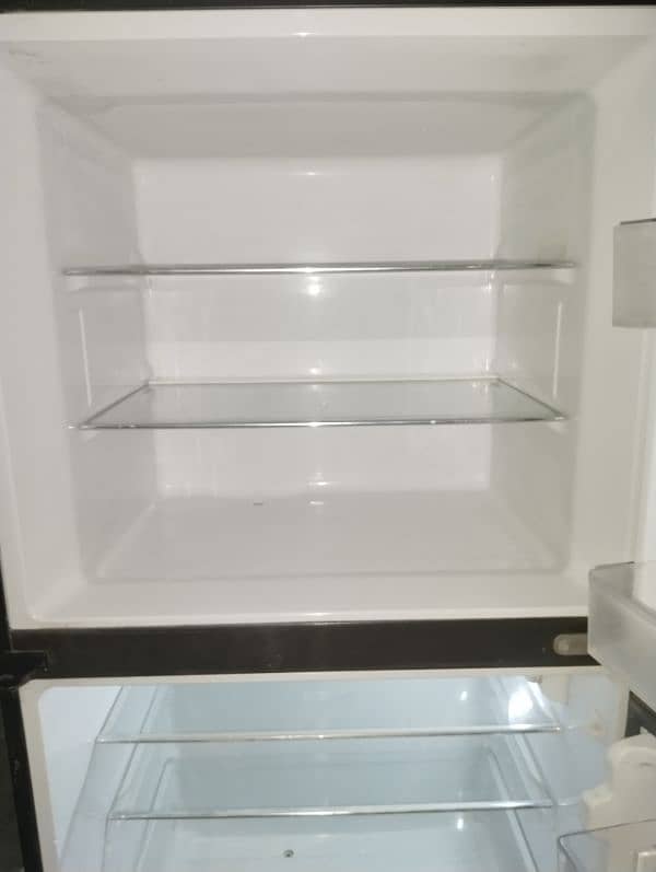 Haier medium size fridge totally guanine only 3 sy 4 month used 4