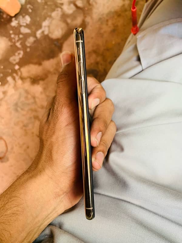 I phone xs max gold colour 2