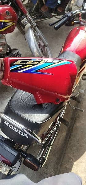 honda 125 2018 model tanki tappyy bht hi lush condition m 100% orignal 9