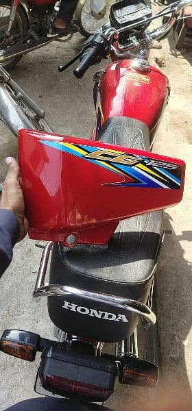 honda 125 2018 model tanki tappyy bht hi lush condition m 100% orignal 10