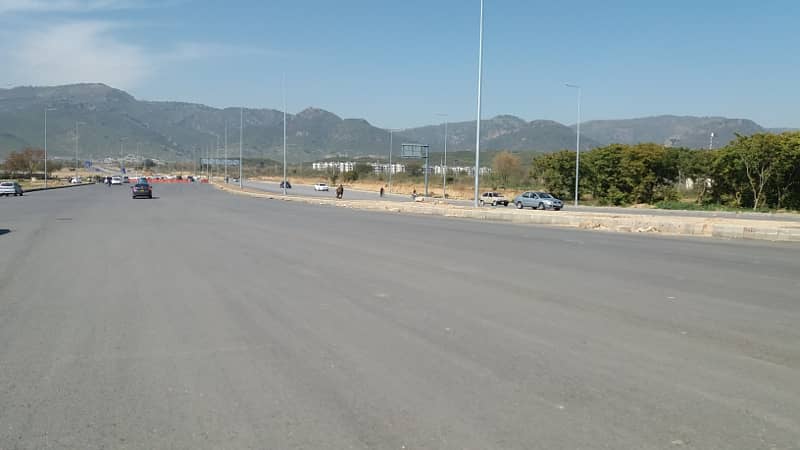 1 Kanal Park Facing plot for Sale in Prime Location Block C-1 B-17, Islamabad!!! 1