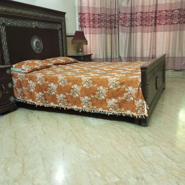 king size bed with side table with out matress 0