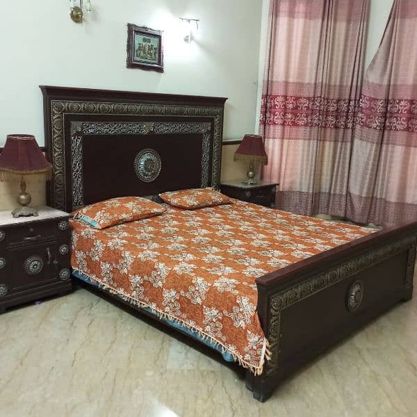 king size bed with side table with out matress 2