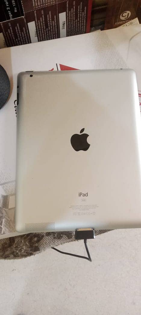 Apple Ipad 2 and IQ Wave Blutooth Woofer and Charger 4