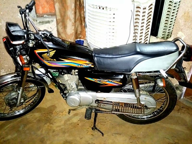 Honda CG125 in red colour 0