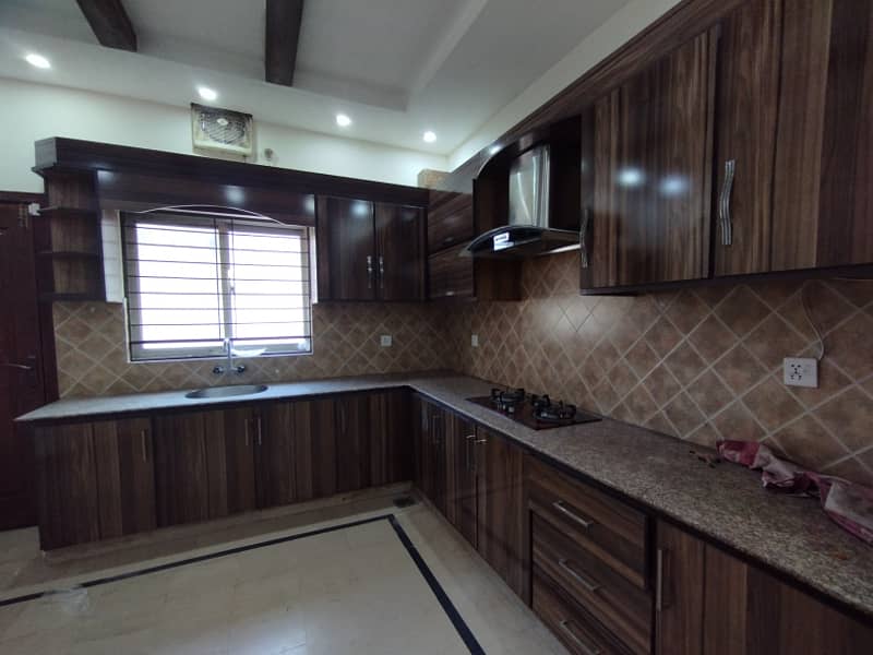 10 MARLA BRAND NEW HOUSE FOR SALE IN VERY REASONABLE PRICE ( CHAMBIL BLOCK BAHRIA TOWN LAHORE ) 11