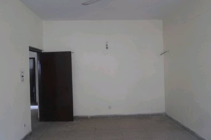 Room Of 140 Square Feet Is Available In Contemporary Neighborhood Of G-8 3