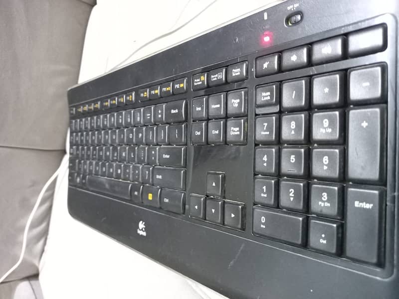 Logitech Wireless Illuminated Keyboard K800 1