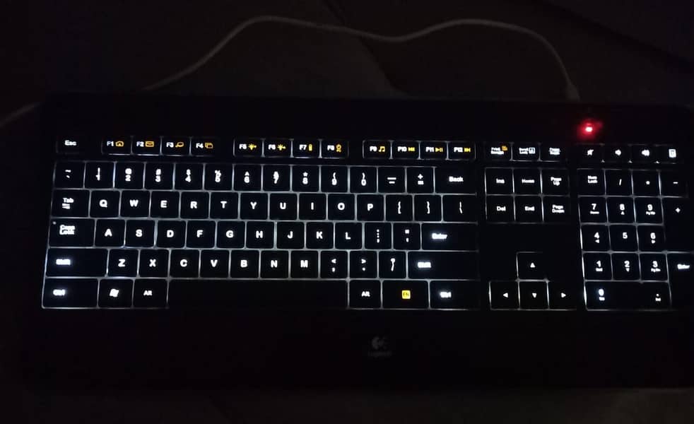 Logitech Wireless Illuminated Keyboard K800 2