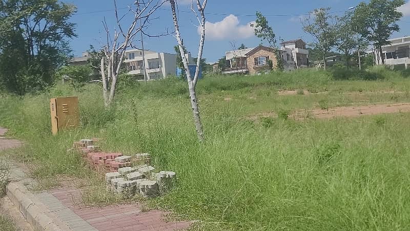 1 Kanal (4500 sqft) 500 yards plot South Facing easy approach from main road. Dem 2.60 Cr. offer den plot len. 5