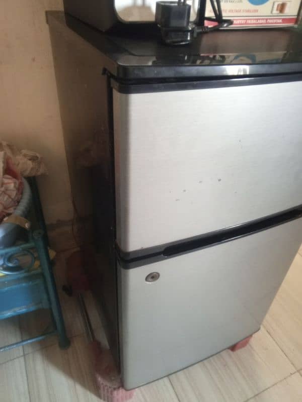 03007905402 8/10 Conditin Orient 2 Door Mini Fridge urgent sale 2