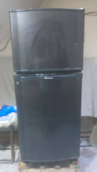 dowlence fridge in black colour 0