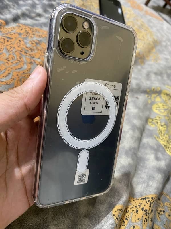 IPhone 11 Pro max 10/10 256GB jv sim time available Waterpack 1