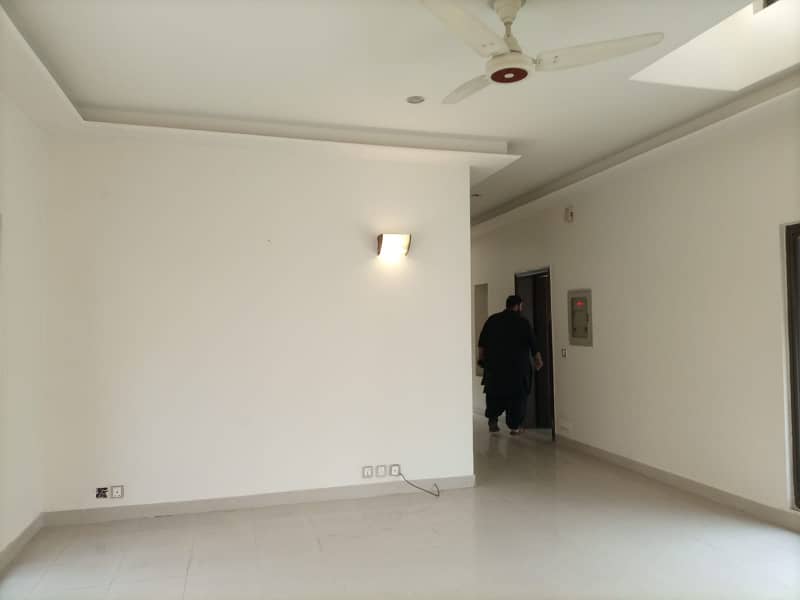 01 KANAL DESIGNER LUXURY UPPER PORTION AVAILABLE FOR RENT 5