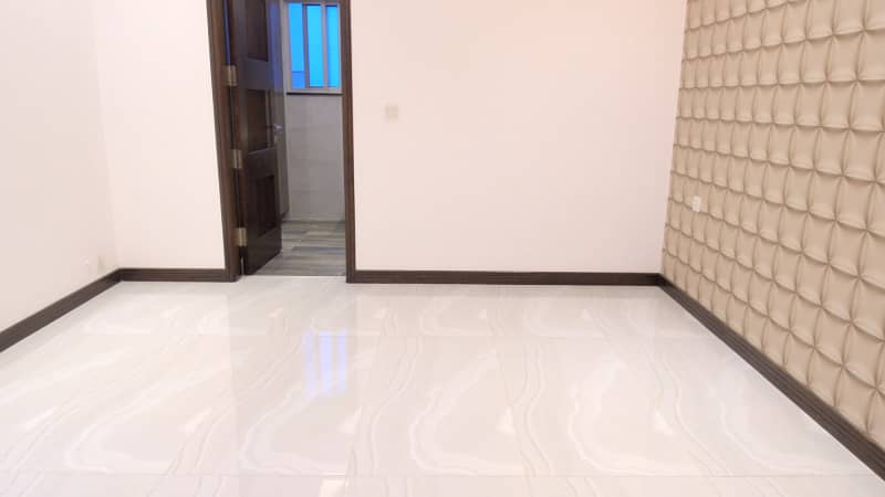 1 Kanal Slightly Used Modern Design House For Sale In DHA Phase 5 Lahore. Near to park 13