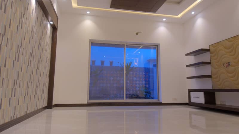 1 Kanal Slightly Used Modern Design House For Sale In DHA Phase 5 Lahore. Near to park 18