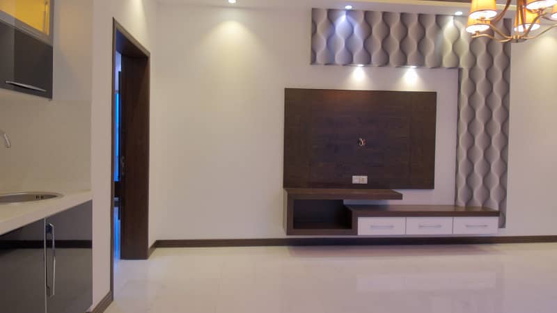 1 Kanal Slightly Used Modern Design House For Sale In DHA Phase 5 Lahore. Near to park 22