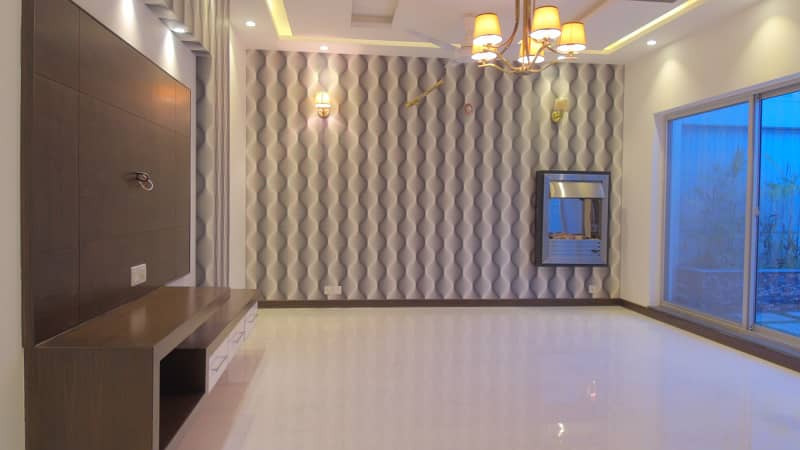 1 Kanal Slightly Used Modern Design House For Sale In DHA Phase 5 Lahore. Near to park 23