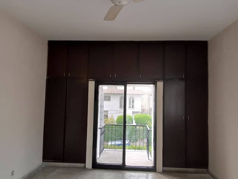 01 KANAL DESIGNER LUXURY UPPER PORTION AVAILABLE FOR RENT 7