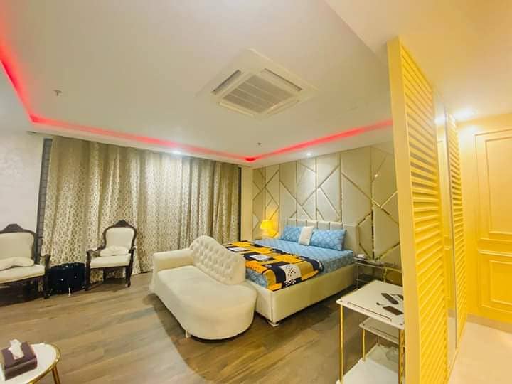 2 Bedroom fully furnished Apartment (1160 sq feet approx) available for rent on a daily, weekly & monthly basis in Gold Crest Mall, DD Block, Phase 4, DHA Lahore. 8