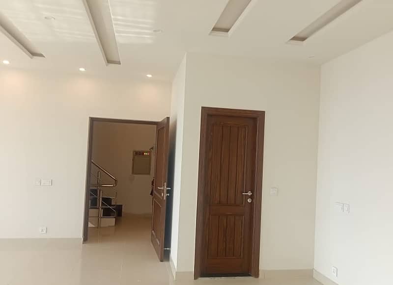 4 Marla 3rd commercial floor very near to DHA complex availble for rent 8