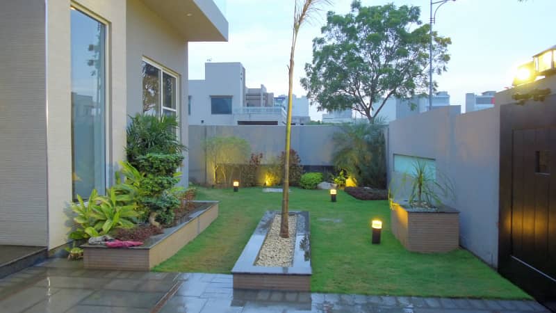 1 Kanal Luxury Modern designe Slightly Used House For Sale In DHA Phase 5 Lahore. Prime Location 2