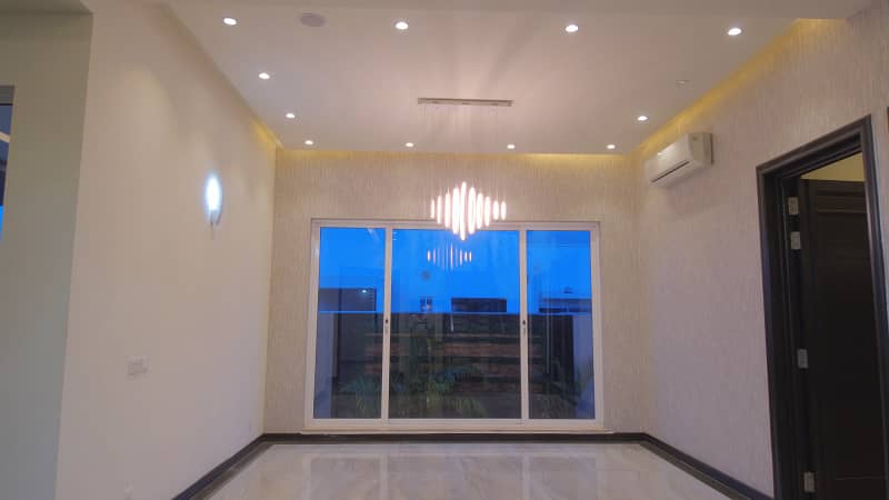 1 Kanal Luxury Modern designe Slightly Used House For Sale In DHA Phase 5 Lahore. Prime Location 11