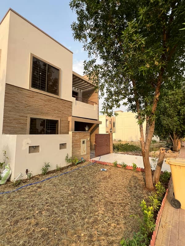 Ali Block Sami Corner Huge Garden area 80ft Road Villa for Rent 1