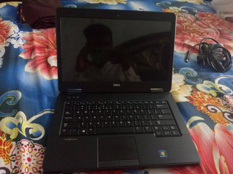 Attitude E5440 laptop ha bilkul saf ha gis na lana h 03204032096 9