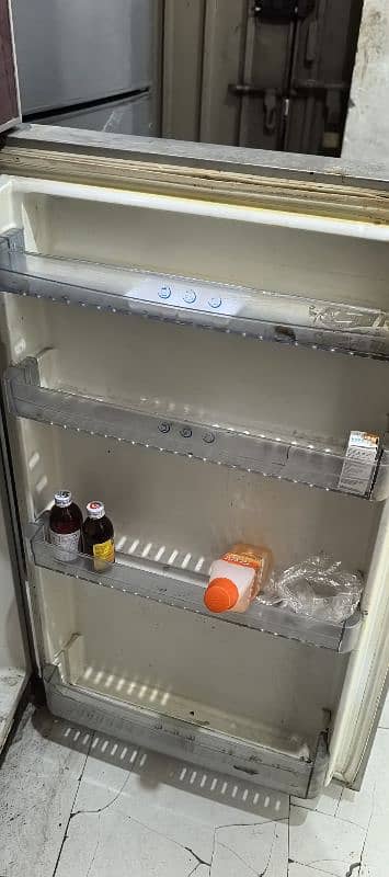 haier fridge full size in working condition 3