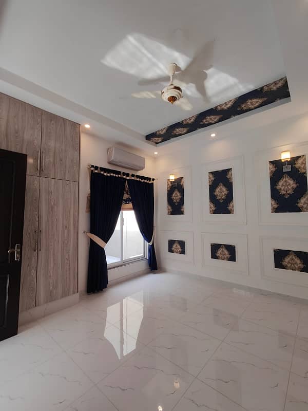 Main Gulberg VIP Apartment For Sale 3 Bedrooms VIP Location 7