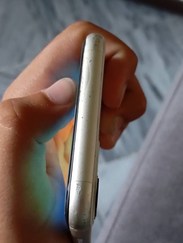 IPhone 11 white 3