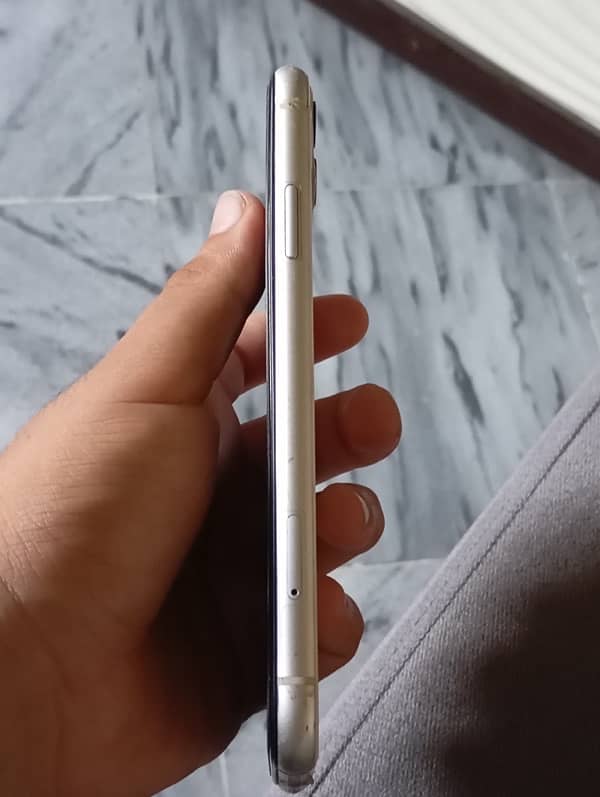 IPhone 11 white 4