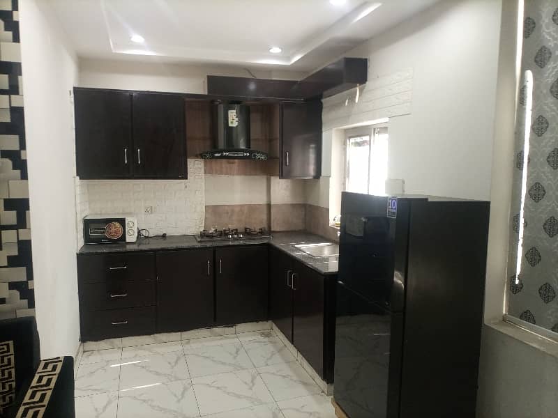 1 BEDROOM FULLY LUXURY FURNISH IDEAL LOCATION EXCELLENT FLAT FOR RENT IN BAHRIA TOWN LAHORE 1