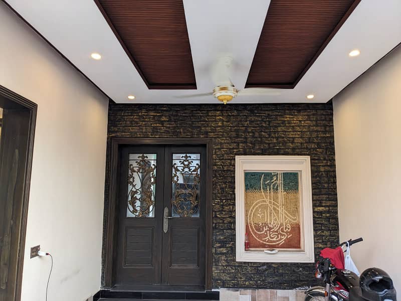 LUXURIOUS 7.5 MARLA HOUSE FOR SALE AT EYE CATCHING LOCATION IN JOHAR TOWN 13