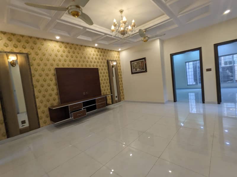 LUXURIOUS 7.5 MARLA HOUSE FOR SALE AT EYE CATCHING LOCATION IN JOHAR TOWN 15