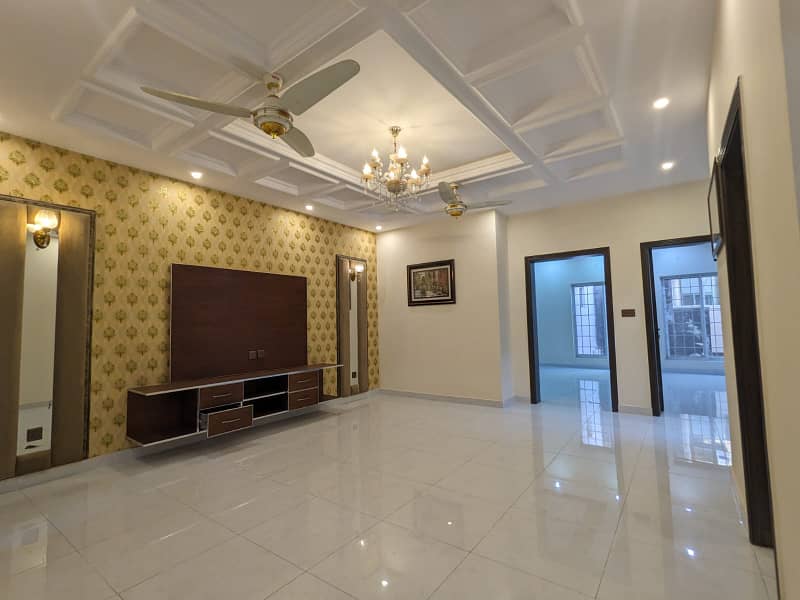 LUXURIOUS 7.5 MARLA HOUSE FOR SALE AT EYE CATCHING LOCATION IN JOHAR TOWN 31