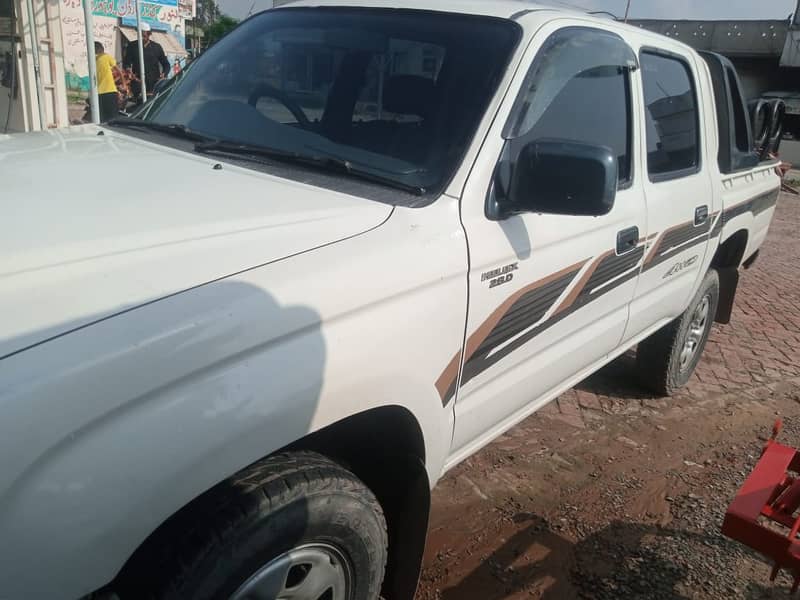 Toyota Hilux 2004 1