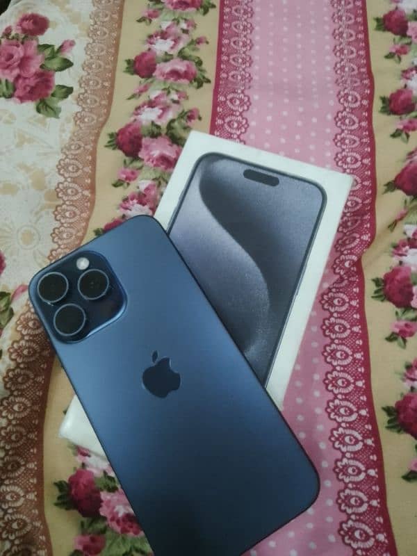 iPhone 15 Pro Max 4