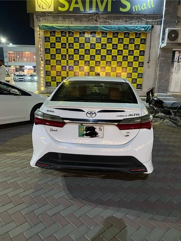 Toyota Altis Grande 2016 1 door pant and few touching almost ganien 2