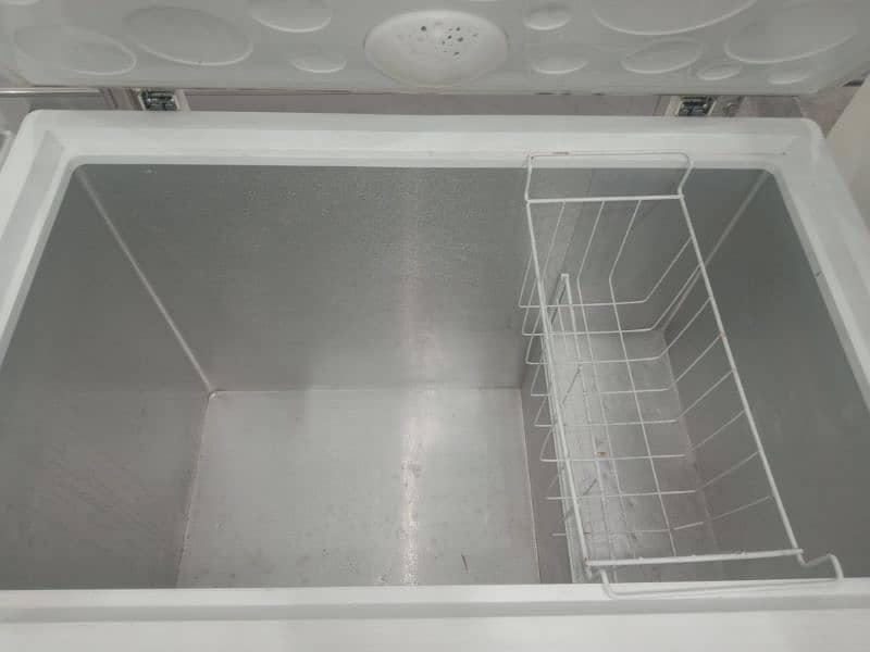 Deep freezer neat and clean good cooling. 1