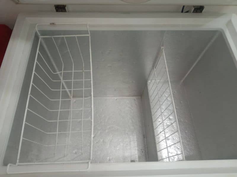 Deep freezer neat and clean good cooling. 3