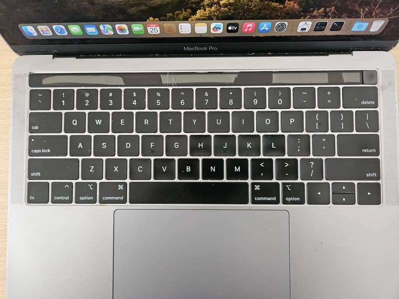 MacBook Pro (13.3-inch, 2018, Four Thunderbolt 3 ports) 1