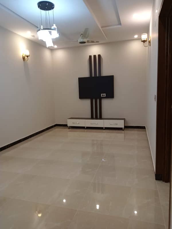 5 MARLA UPPER PORTION AVAILABLE FOR RENT IN DREAM GARDENS . 1