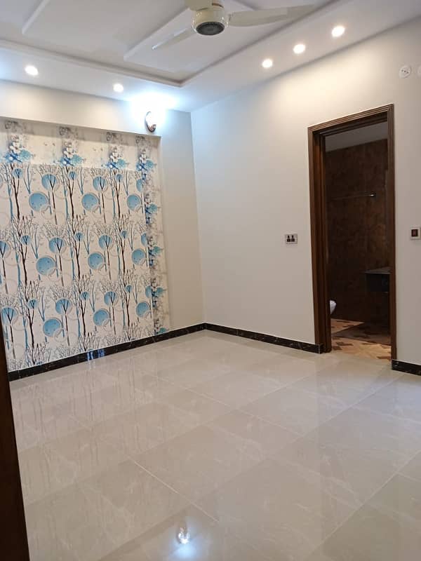 5 MARLA UPPER PORTION AVAILABLE FOR RENT IN DREAM GARDENS . 2